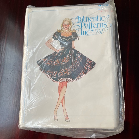 Vintage Authentic Patterns Inc Square Dancing Dress
Pattern #320 Size12-14-16 - Picture 2 of 10